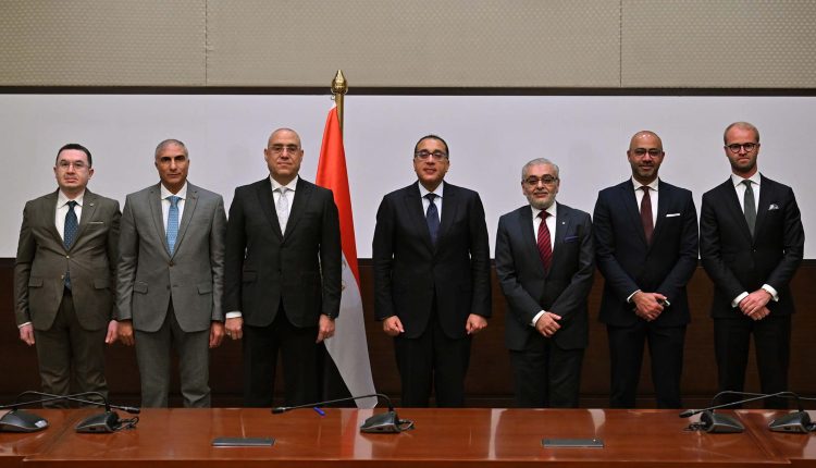 جانب من مراسم توقيع العقد