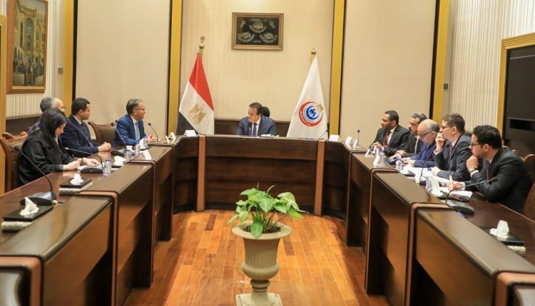 وزير الصحة يستقبل مؤسس الجمعية العالمية لزراعة كبد الأطفال