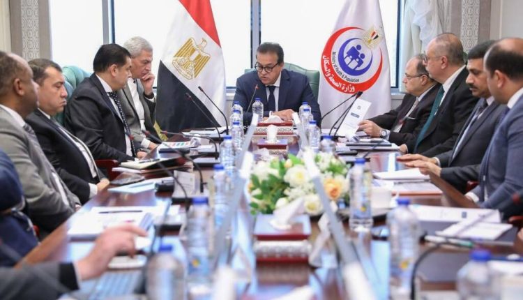 وزير الصحة أثناء الاجتماع