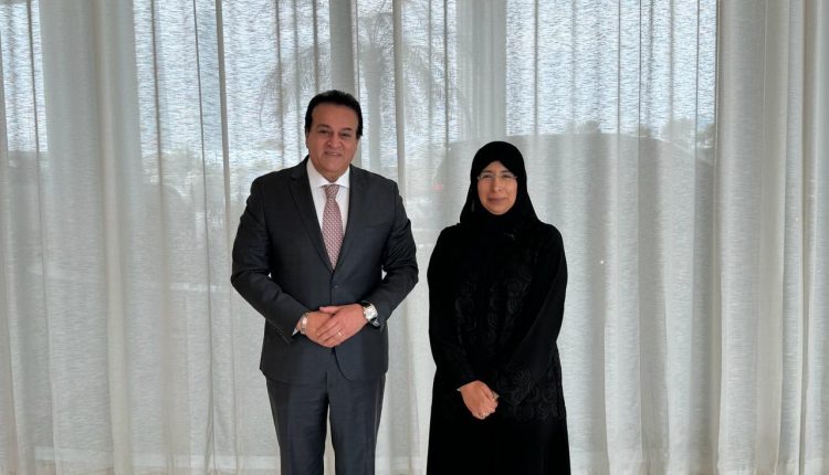 وزير الصحة ونظيرته القطرية