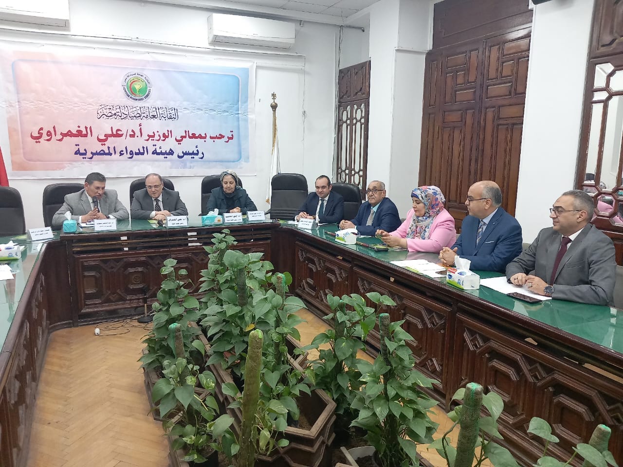 رئيس هيئة الدواء المصرية يزور نقابة الصيادلة ويناقش قضايا المهنة.