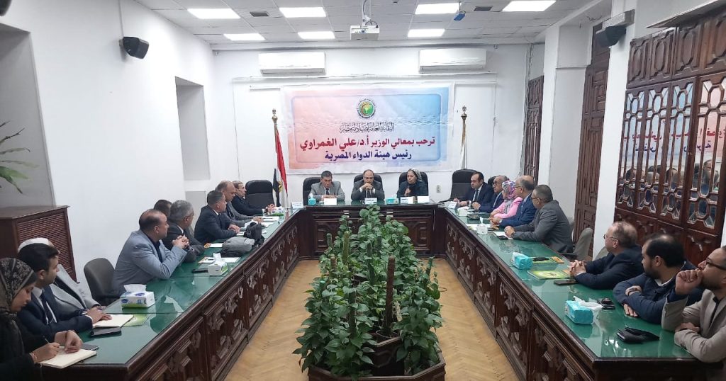 للمرة الأولى منذ إنشاء الهيئة قبل 4 سنوات.. رئيس هيئة الدواء يزور نقابة الصيادلة رئيس هيئة الدواء المصرية يزور نقابة الصيادلة ويناقش قضايا المهنة.