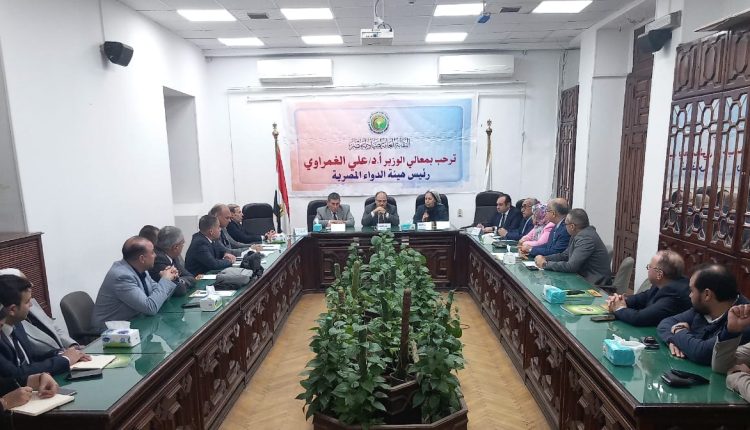 رئيس هيئة الدواء المصرية يزور نقابة الصيادلة ويناقش قضايا المهنة.