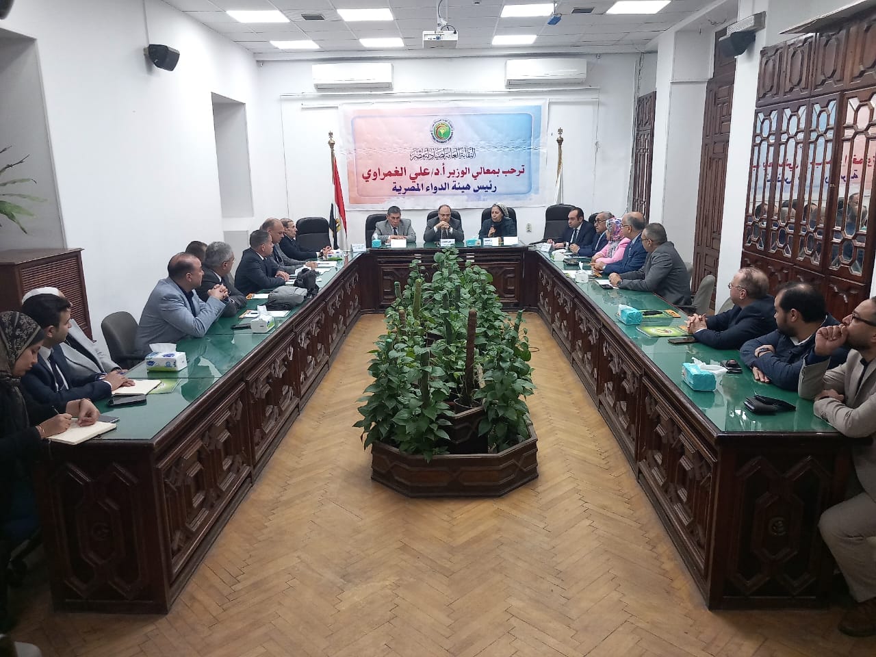 رئيس هيئة الدواء المصرية يزور نقابة الصيادلة ويناقش قضايا المهنة.