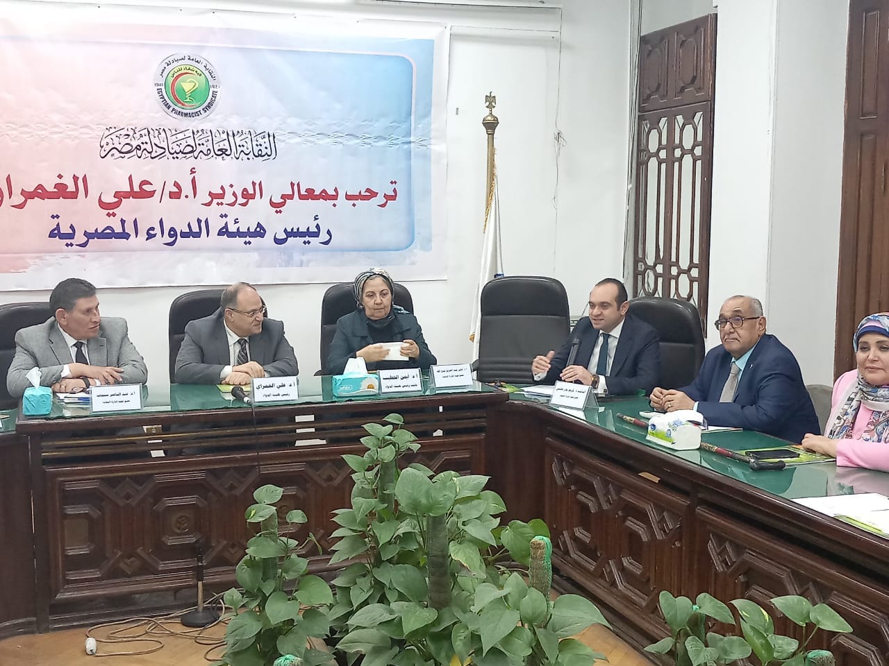 رئيس هيئة الدواء المصرية يزور نقابة الصيادلة ويناقش قضايا المهنة.