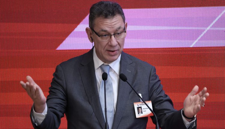 ألبرت بورلا، الرئيس التنفيذي لشركة فايزر