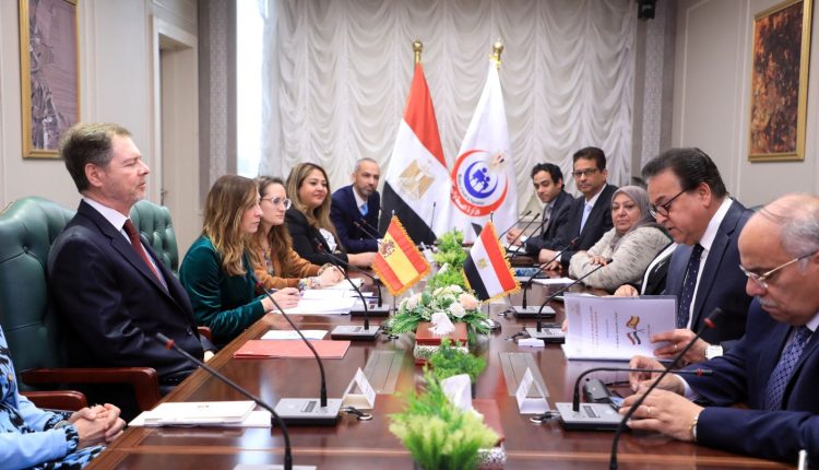 اجتماع وزير الصحة مع السفير الإسباني