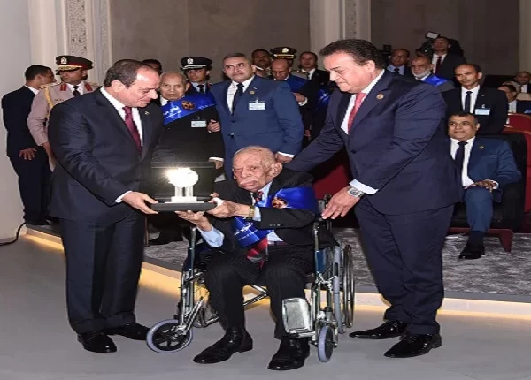 اللواء عاطف عبد الغفار أثناء تكريمه من رئيس الجمهورية