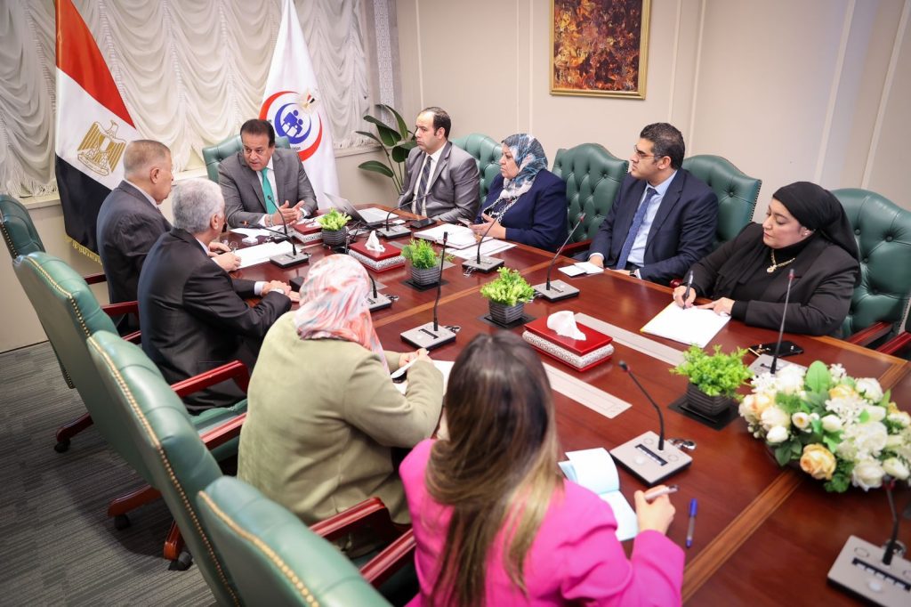 وزير الصحة يبحث مع «اتحاد المستثمرين» سبل تصدير الدواء والمستحضرات الطبية لأفريقيا جانب من الاجتماع