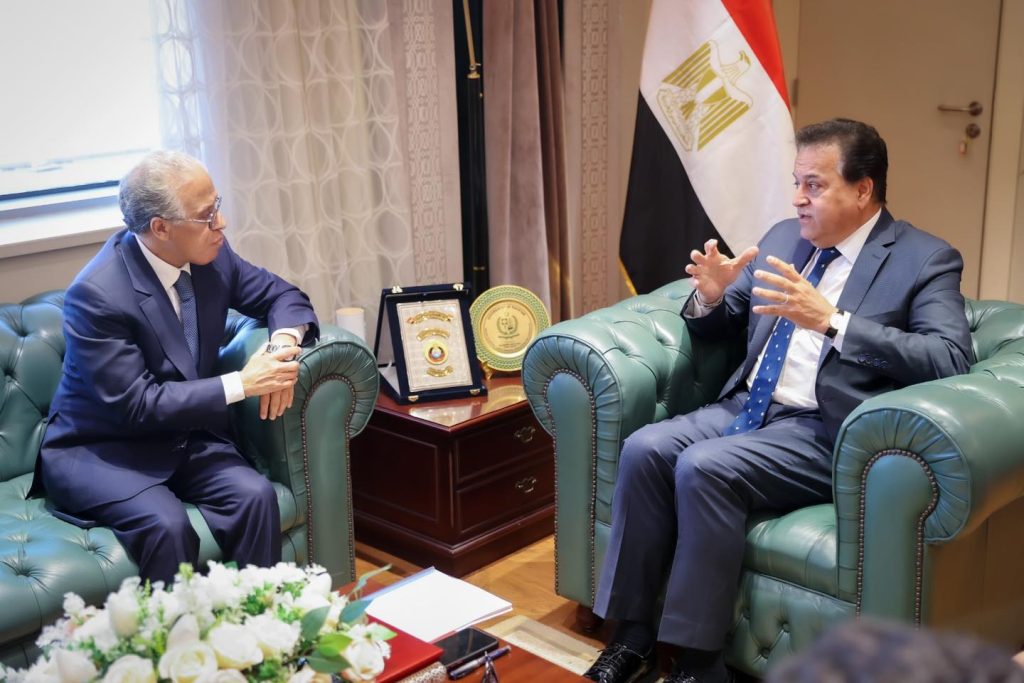 وزير الصحة يستقبل السفير المغربي لبحث تعزيز التعاون بين البلدين في القطاع الصحي جانب من اللقاء
