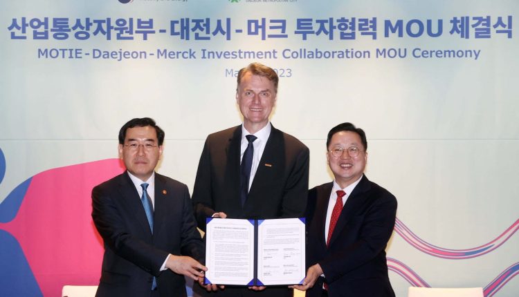 جانب من توقيع الاتفاق