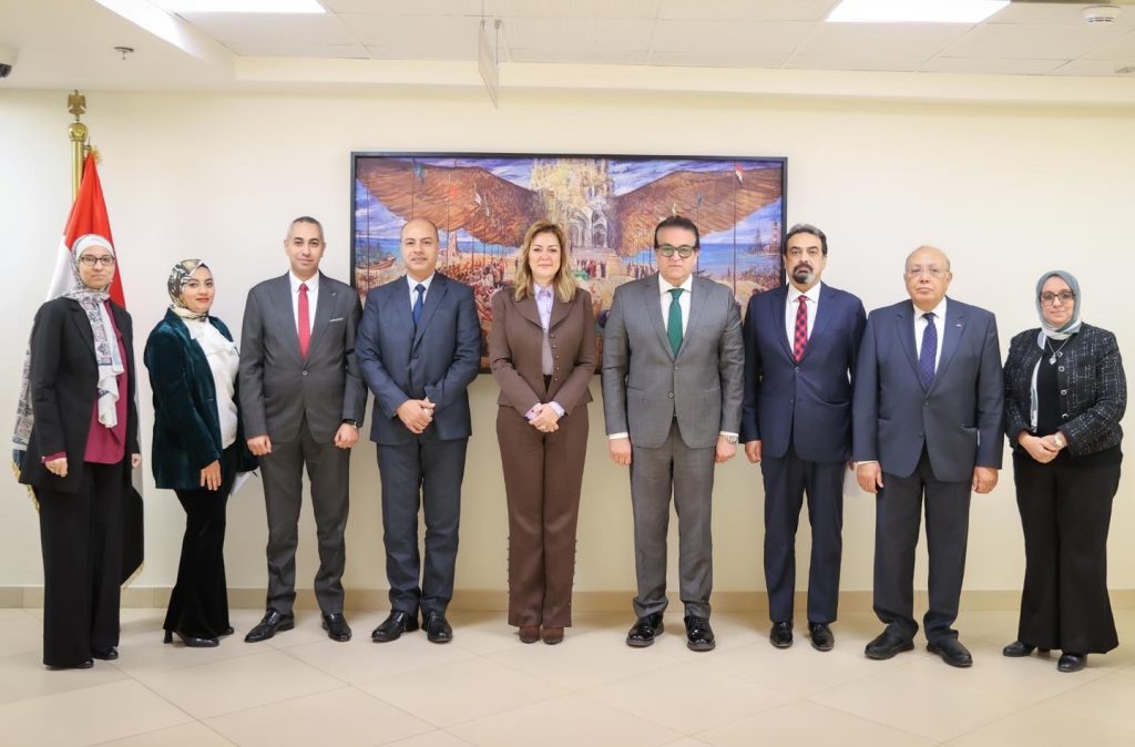«الصحة» توقع بروتوكول تعاون مشترك مع الأكاديمية الوطنية للتدريب لتعزيز الإصلاح الإداري بالوزارة جانب من توقيع بوتوكول التعاون