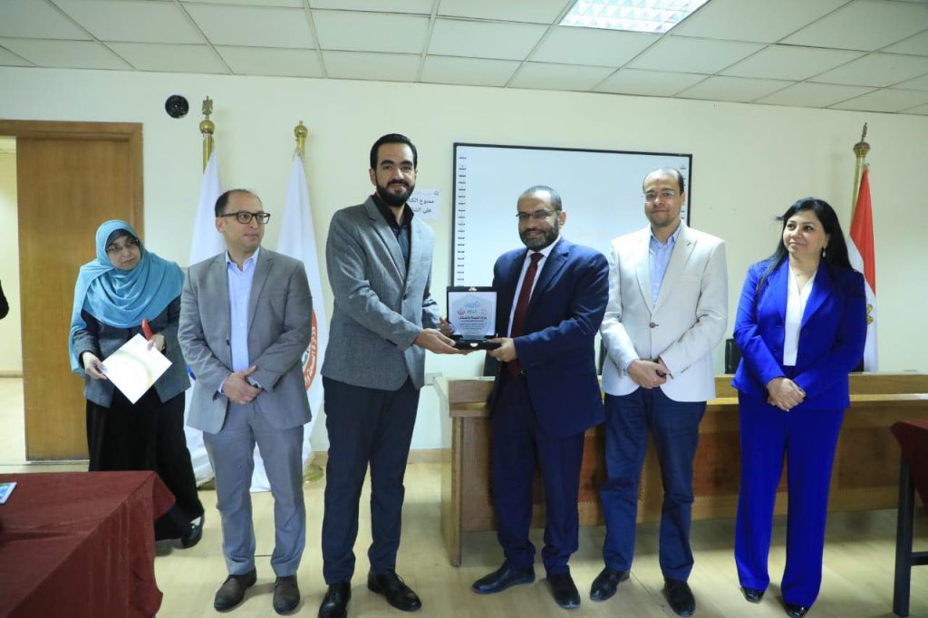 «الصحة» تكرم 3 فرق طبية من العاملين بمبادرة الكشف المبكر وعلاج الأورام السرطانية بالفيوم ودمياط جانب من فعاليات التكريم
