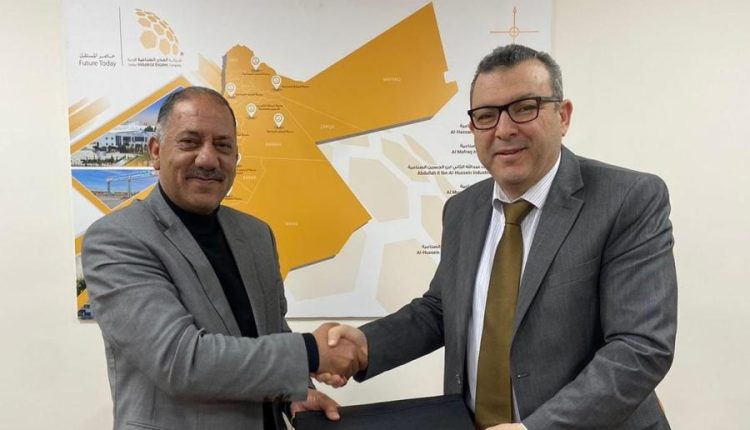 رئيس شركة مادبا للصناعات الدوائية د. سامر النجار ومدير شركة المدن الصناعية الأردنية عمر جويعد
