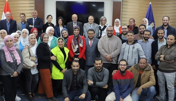 رئيس هيئة الدواء يتوسط عدد من المشاركين في ورشة العمل