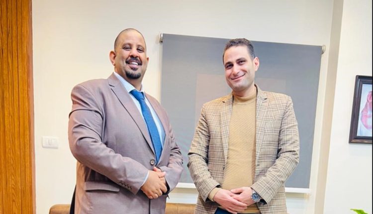 مصطفي عبد الله ومحمد بن راشد خلال التعاقد