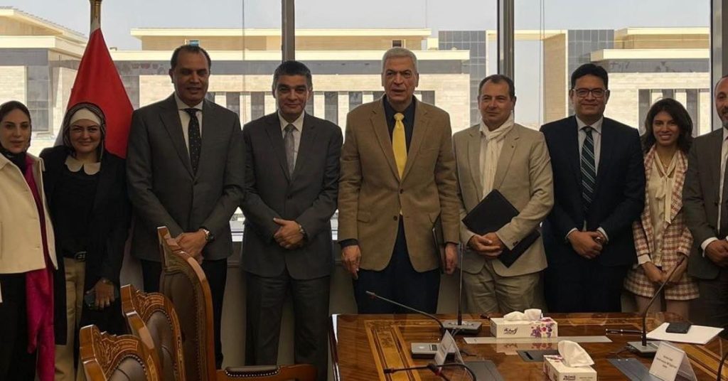 «هيئة الشراء الموحد» توقع مذكرة تفاهم لتوطين صناعة اللقاحات الطبية مع «سانوفي» قيادات هيئة الشراء مع ممثلي شركة سانوفي