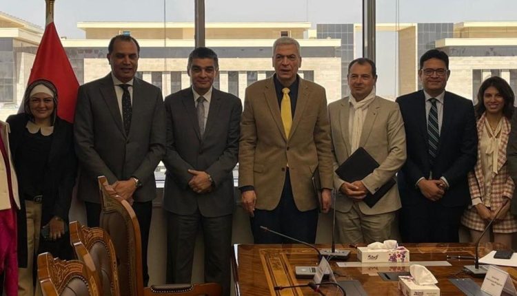 قيادات هيئة الشراء مع ممثلي شركة سانوفي