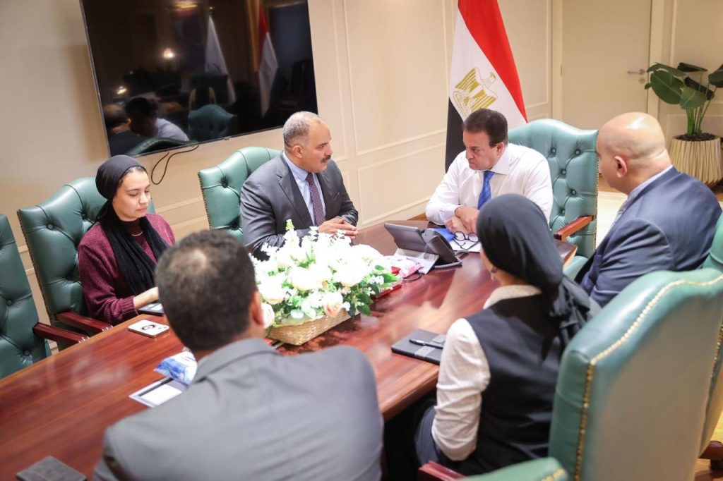 وزير الصحة يبحث مع «MCS» إطلاق برنامجا لرفع وعي العاملين في الوزارة بـ «الأمن السيبراني» وزير الصحة وممثلي شركة «MCS» لتكنولوجيا المعلومات