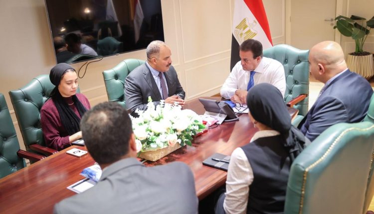 وزير الصحة وممثلي شركة «MCS» لتكنولوجيا المعلومات