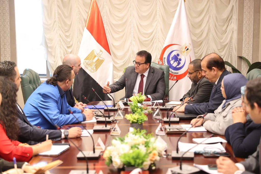 وزير الصحة يناقش مع رئيس بعثة الأمم المتحدة للهجرة سبل تقديم الدعم للأشقاء الوافدين من السودان