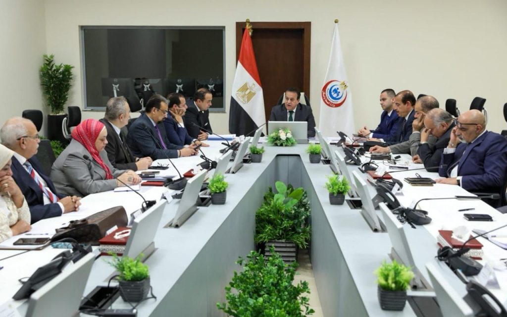 اجتماع وزير الصحة بقيادات الوزارة