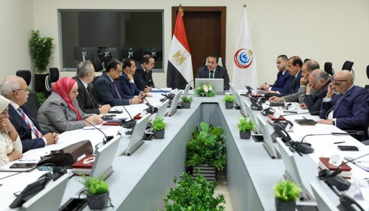 اجتماع وزير الصحة بقيادات الوزارة