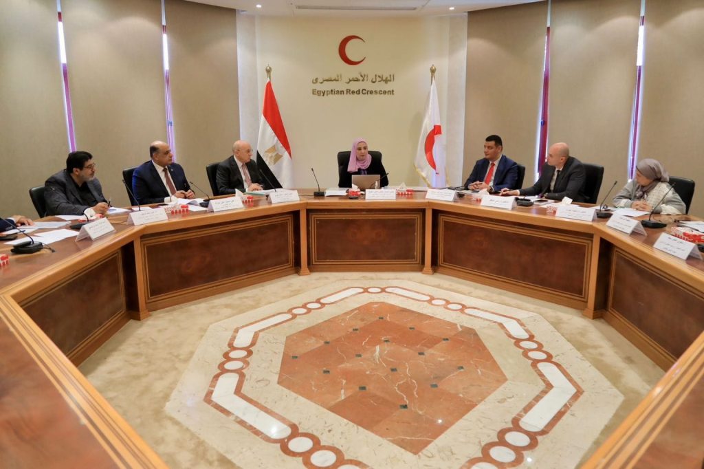وزيرة التضامن تترأس اجتماع مجلس إدارة الهلال الأحمر المصري لبحث تعزيز المساعدات لغزة جانب من الاجتماع