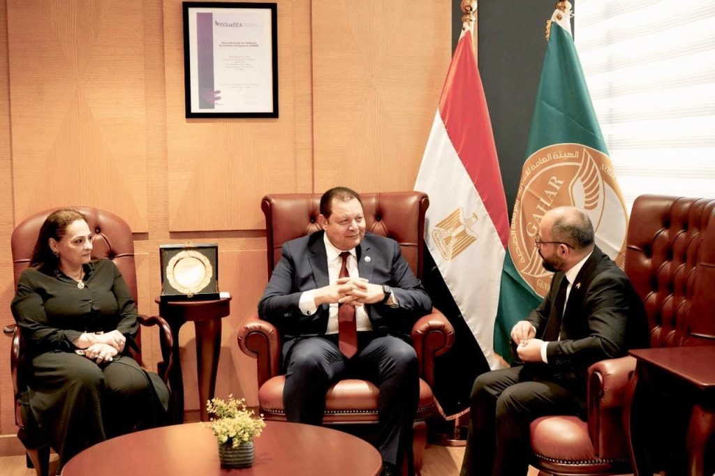 رئيس هيئة الرقابة الصحية يبحث مع وفد هيئة الضمان الصحي العراقي تعزيز التعاون المشترك جانب من اللقاء