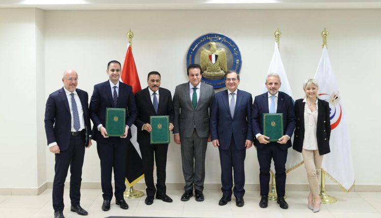 جانب من توقيع الاتفاقية