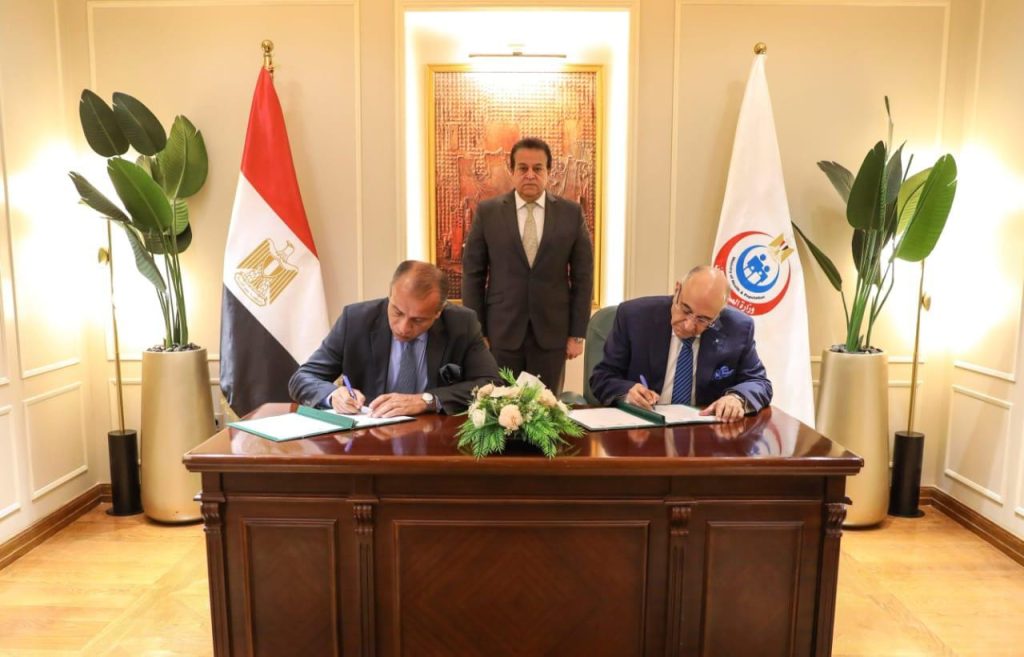 «الصحة» توقع اتفاقية مع جهاز التمثيل التجاري لتعزيز حركة السياحة العلاجية والترويج لها بالخارج جانب من توقيع الاتفاقية