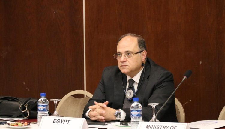 رئيس هيئة الدواء خلال الاجتماع