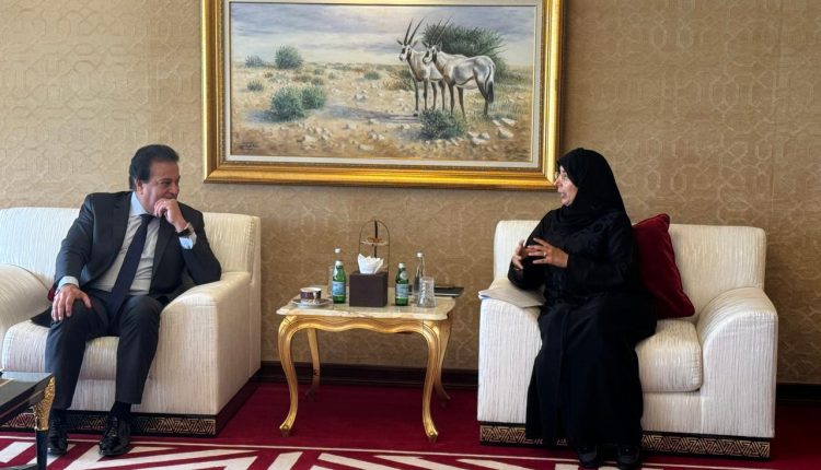 وزير الصحة مع نظيرته القطرية