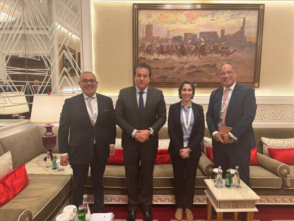 وزير الصحة يبحث مع شركة «أبوت» نقل تكنولوجيا التصنيع الدوائي للسوق المصري وزير الصحة يبحث مع شركة «أبوت» نقل تكنولوجيا التصنيع الدوائي للسوق المصري