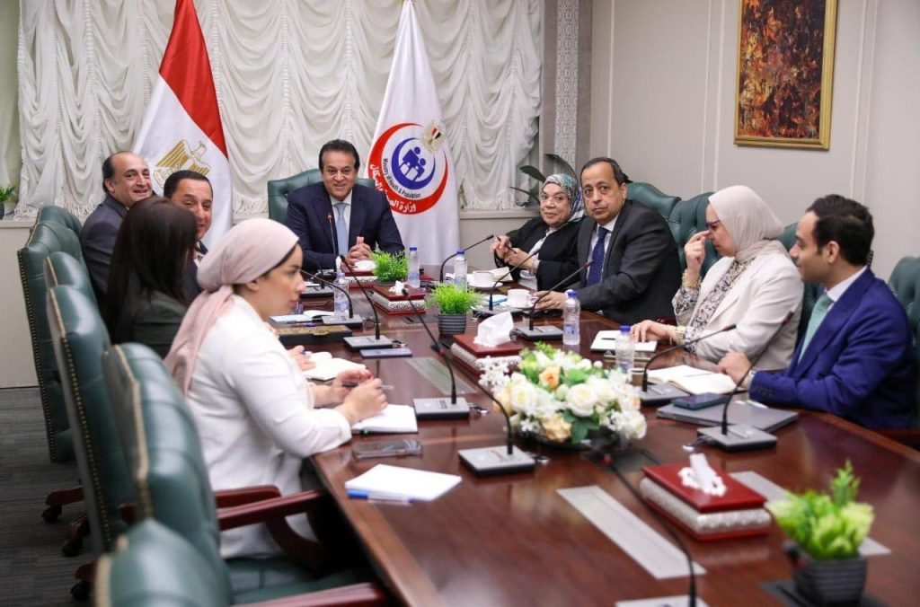 وزير الصحة يبحث مع ممثلي جمعية المعلومات الدوائية التعاون في تطوير قطاع الصناعات الدوائية