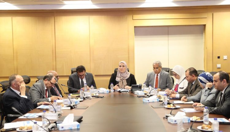 اجتماع وزراء الصحة والتضامن والعمل لاستعراض استراتيجيات التوسع في شمول العمالة غير المنتظمة بالتغطية التأمينية والصحية