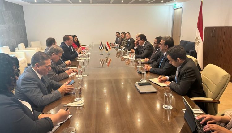 جانب من اجتماع وزير الصحة مع نظيره الكوبي