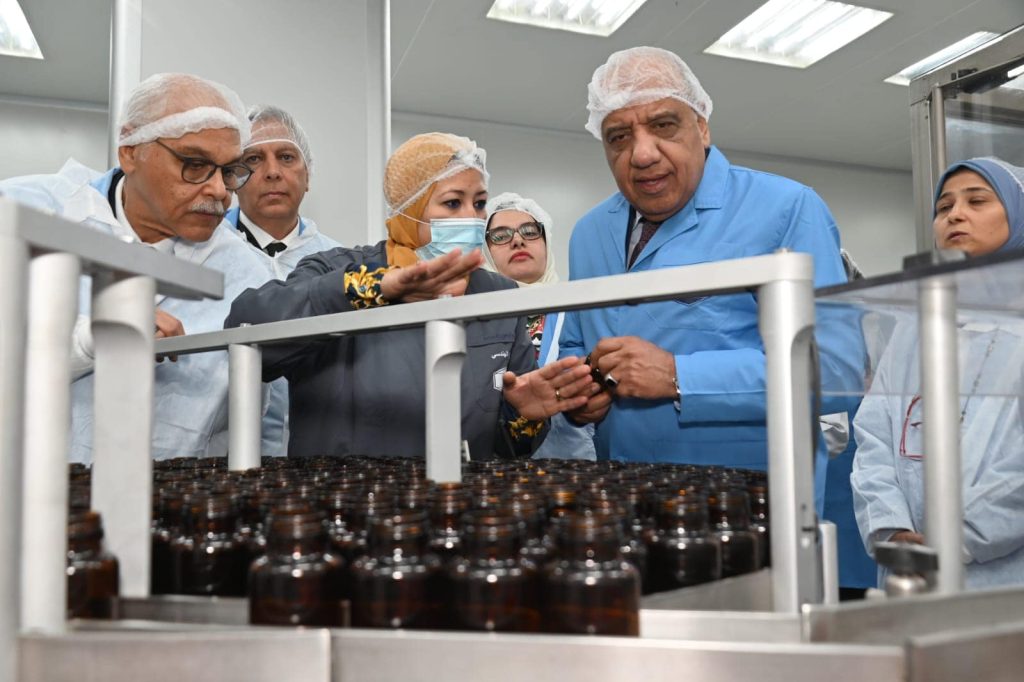 وزير قطاع الأعمال يتفقد مشروعات تحديث خطوط إنتاج «القاهرة للأدوية» ويوجه بسرعة إنهاء تطوير شركات الأدوية جانب من الزيارة