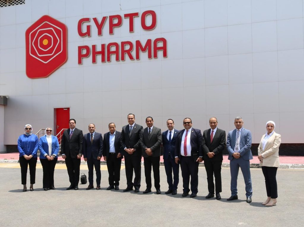 رئيس هيئة الرعاية الصحية يلتقي رئيس «جيبتو فارما» ويجريان جولة تفقدية في مدينة الدواء المصرية جانب من الزيارة
