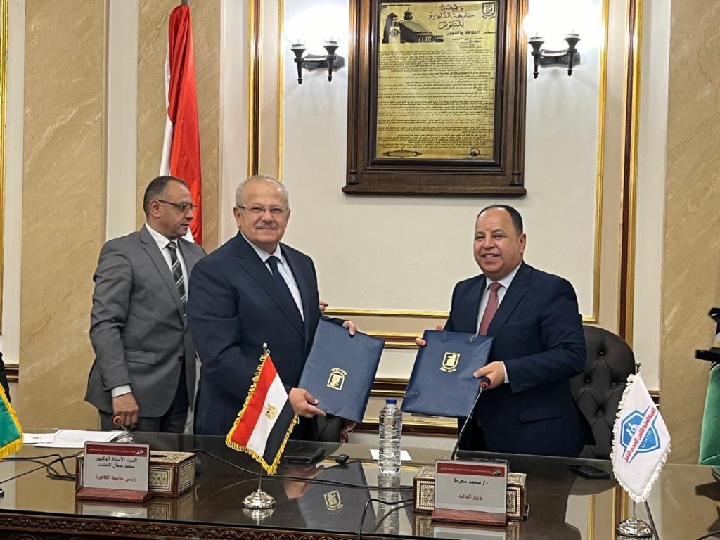 «التأمين الصحي الشامل» توقع بروتوكول تعاون مع كلية الاقتصاد والعلوم السياسية لتطوير بحوث اقتصادات الصحة جانب من توقيع بروتوكول التعاون