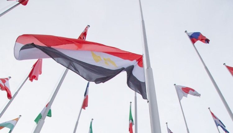 رفع العلم المصري بمقر الوكالة الدولية لبحوث السرطان