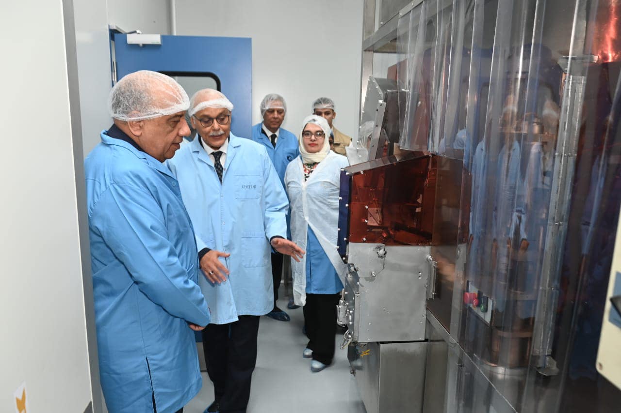 وزير قطاع الأعمال العام يتفقد مشروعات تحديث وتطوير خطوط الإنتاج بشركة القاهرة للأدوية