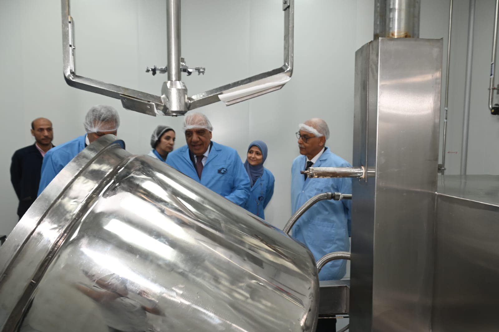 وزير قطاع الأعمال العام يتفقد مشروعات تحديث وتطوير خطوط الإنتاج بشركة القاهرة للأدوية