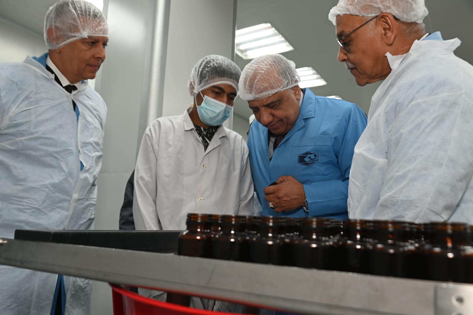 وزير قطاع الأعمال العام يتفقد مشروعات تحديث وتطوير خطوط الإنتاج بشركة القاهرة للأدوية