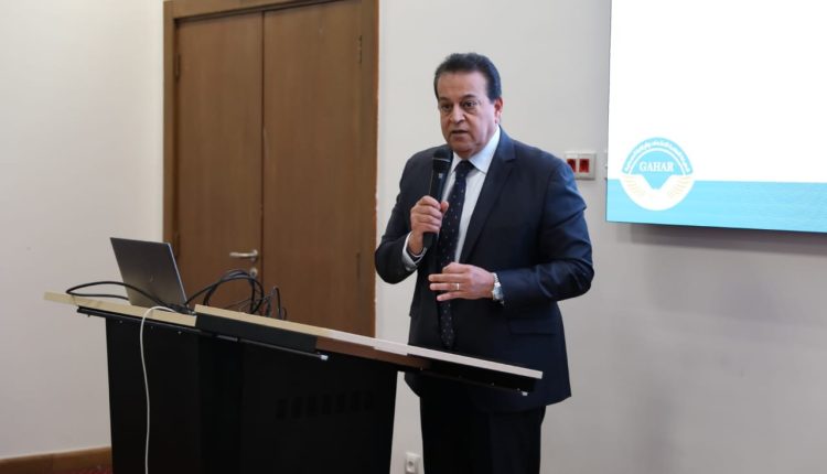 وزير الصحة يشهد تدريب العاملين بالوزارة