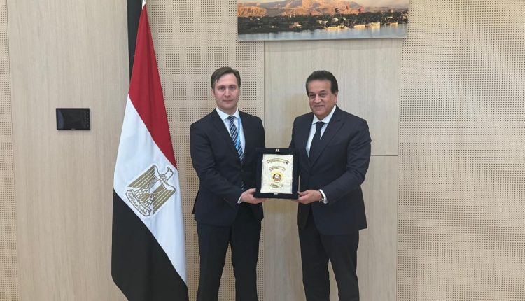 وزير الصحة مع سكرتير الدولة الروسي