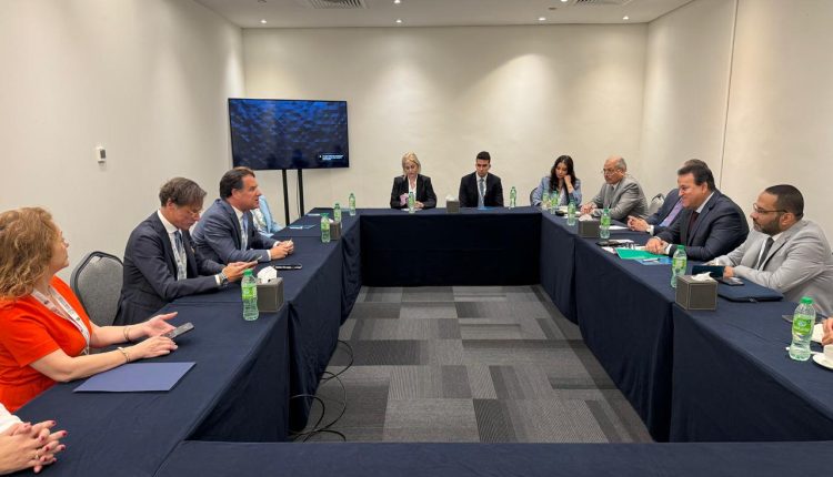 وزير الصحة يبحث مع نظيره اليوناني فرص التعاون