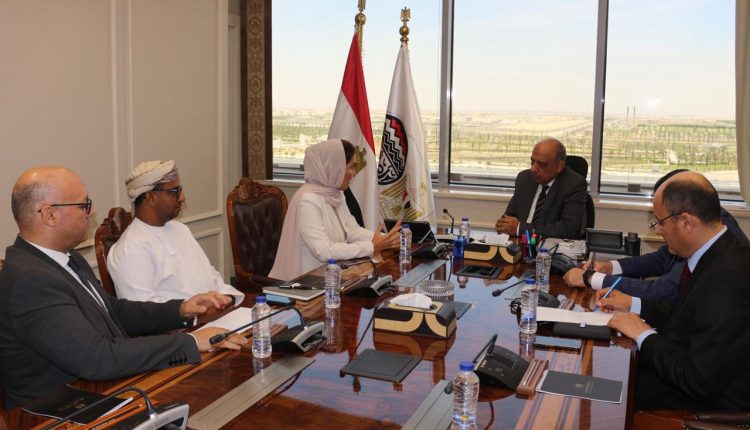 وزير قطاع الأعمال ووفد سلطنة عمان