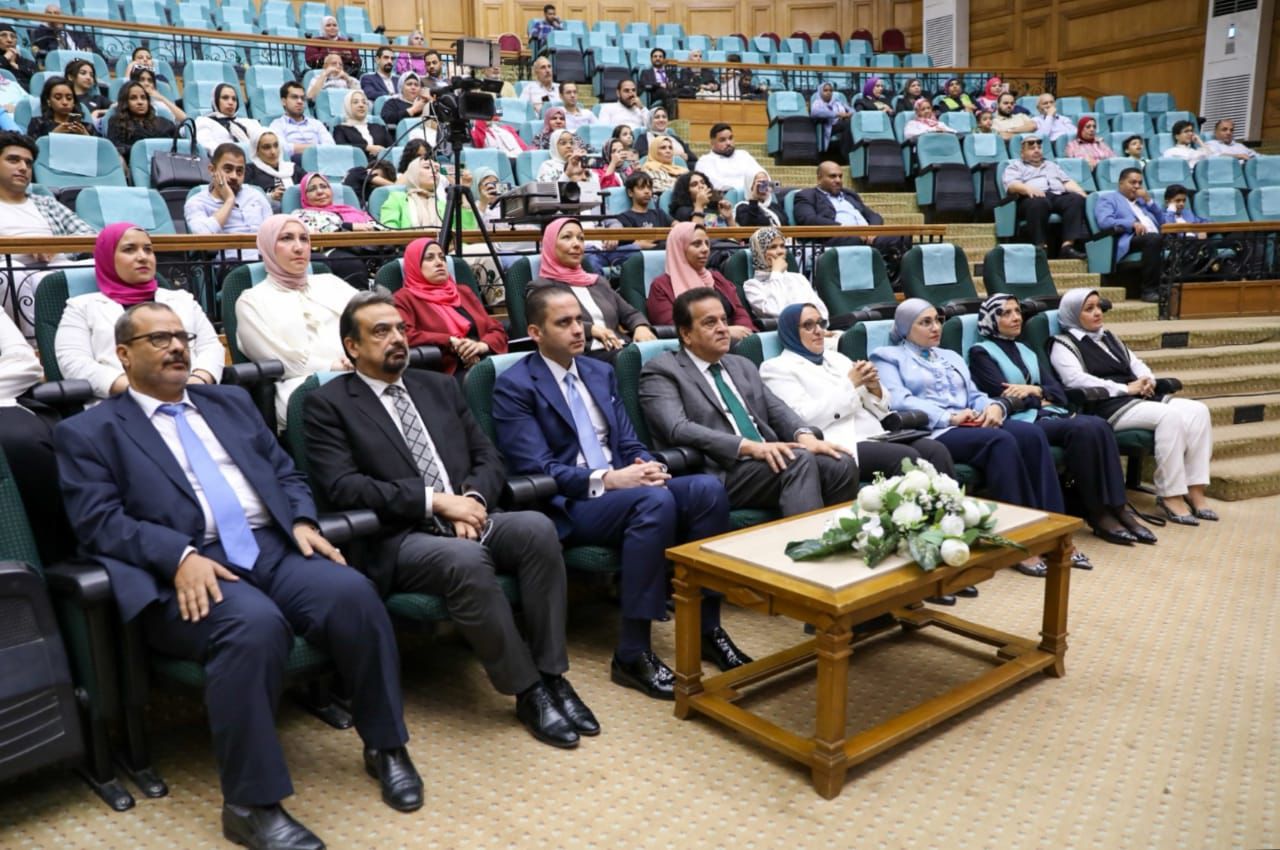 وزير الصحة يُكرم مني سليم نائب مدير الموارد البشرية بالوزارة ضمن الموظفات المثاليات