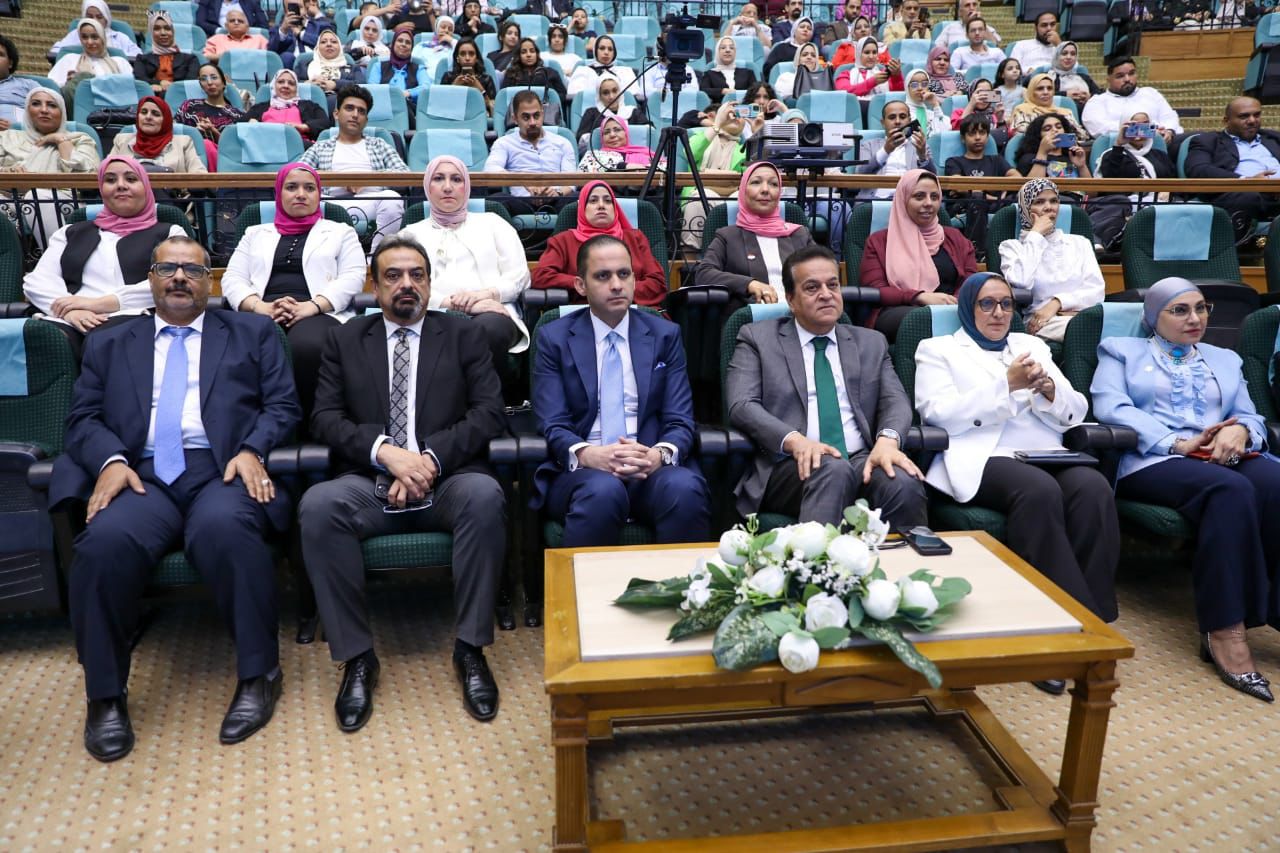 وزير الصحة يُكرم مني سليم نائب مدير الموارد البشرية بالوزارة ضمن الموظفات المثاليات